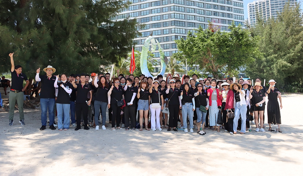 Aktivitas membangun tim di pantai musim panas