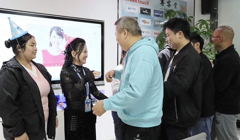 Kehangatan terasa saat berjalan bersama dan merayakan ulang tahun bersama.