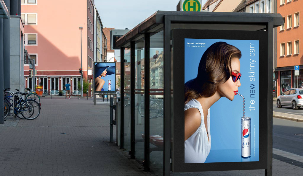 Display iklan yang dipasang di dinding luar ruangan