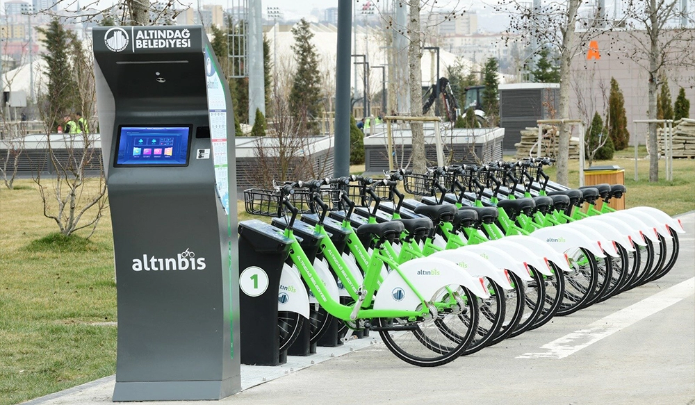 Di mana layar dengan kecerahan tinggi diterapkan?